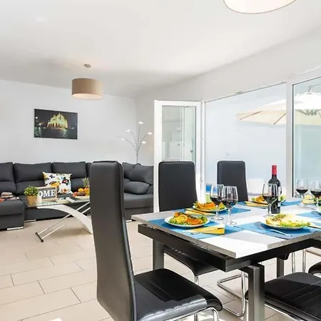 Playa De Fanabe Sleeps 8 Pool Air Con Wifi Vila